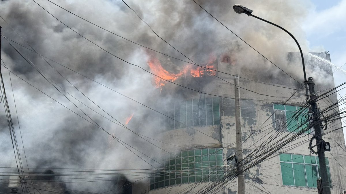 GRDMML's tweet photo. Asimismo, realizamos un cerco perimétrico protegiendo a los concurrentes que se encuentran cerca del lugar.

Además, coordinamos con los distritos de Lima Metropolitana para las cisternas que se necesiten para el control del siniestro. 

#LimaGRD 💪 https://t.co/OkVKAzukeY