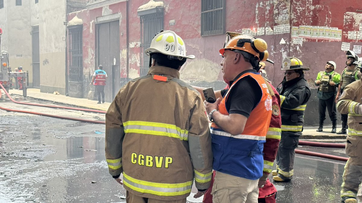 GRDMML's tweet photo. Asimismo, realizamos un cerco perimétrico protegiendo a los concurrentes que se encuentran cerca del lugar.

Además, coordinamos con los distritos de Lima Metropolitana para las cisternas que se necesiten para el control del siniestro. 

#LimaGRD 💪 https://t.co/OkVKAzukeY