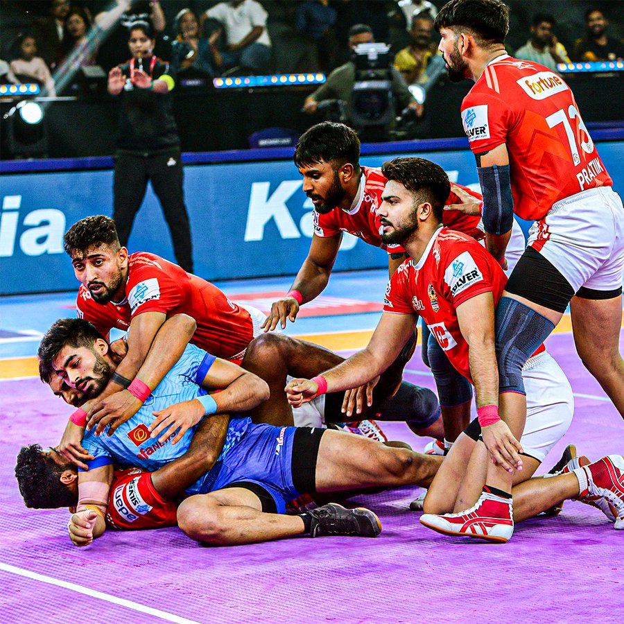 Vinit_Bediya's tweet photo. The Road to victory is decorated with your focus, grit and courage. Never falling behind, always putting in the 100%.  

@GujaratGiants we are proud of you.

#GarjegaGujarat
#GujaratGiants
#Silver
#SilverPumpsandMotors https://t.co/wtTn3GifND