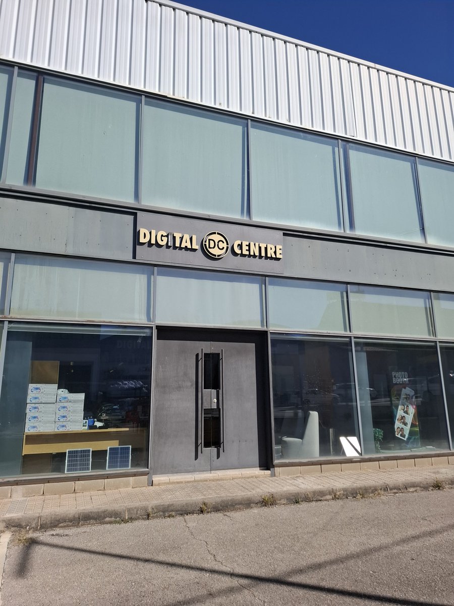 Inflasocial's tweet photo. L'empresa Digital Centre del Polígon Bufalvent de Manresa ens ha cedit al voltant d'un centenar equips informàtics i altre material per a millorar la formació dels nostres alumnes del grau mitjà de SMX. Més informació a: https://t.co/IDIhoGTFXX
Moltes gràcies! 🥳🙌 https://t.co/qgkQ2Qzqka