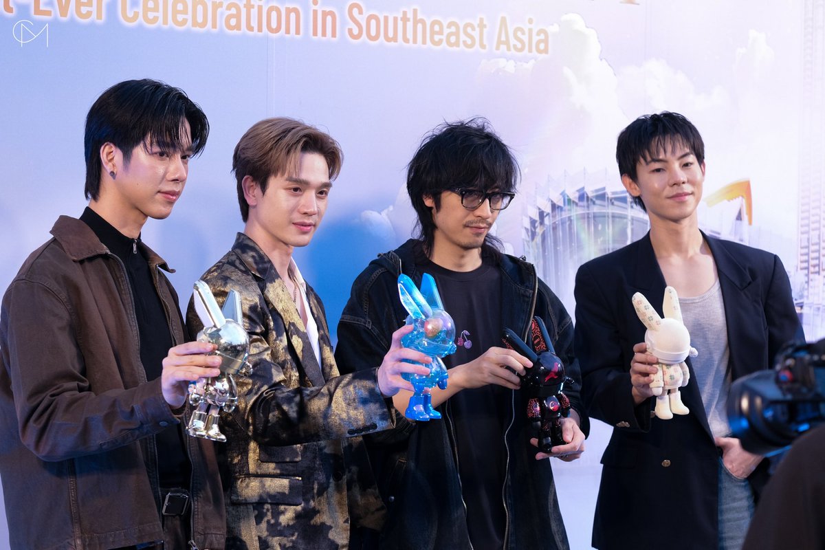 CM2Connect's tweet photo. เหล่าศิลปินและนักแสดงร่วมถ่ายภาพกับ CEO ROBBi ART นำทีมโดย “ นุนิว , แฟรงค์ , ตง ตง , อินทัช ” งาน “ICONSIAM BANGKOK ILLUMINATION 2024 X ROBBI 💖 

CHAWARIN At ICS x ROBBi

#ICONSIAMxNuNew 
#BKKIllumination2024xROBBi
#NuNew #ICONSIAM
#frankthanatsaran #whatthefrank 
#tongtong_thestar12 #ตงตงกฤษกร #NuNew  #inntouchx #อินทัชณภัทร