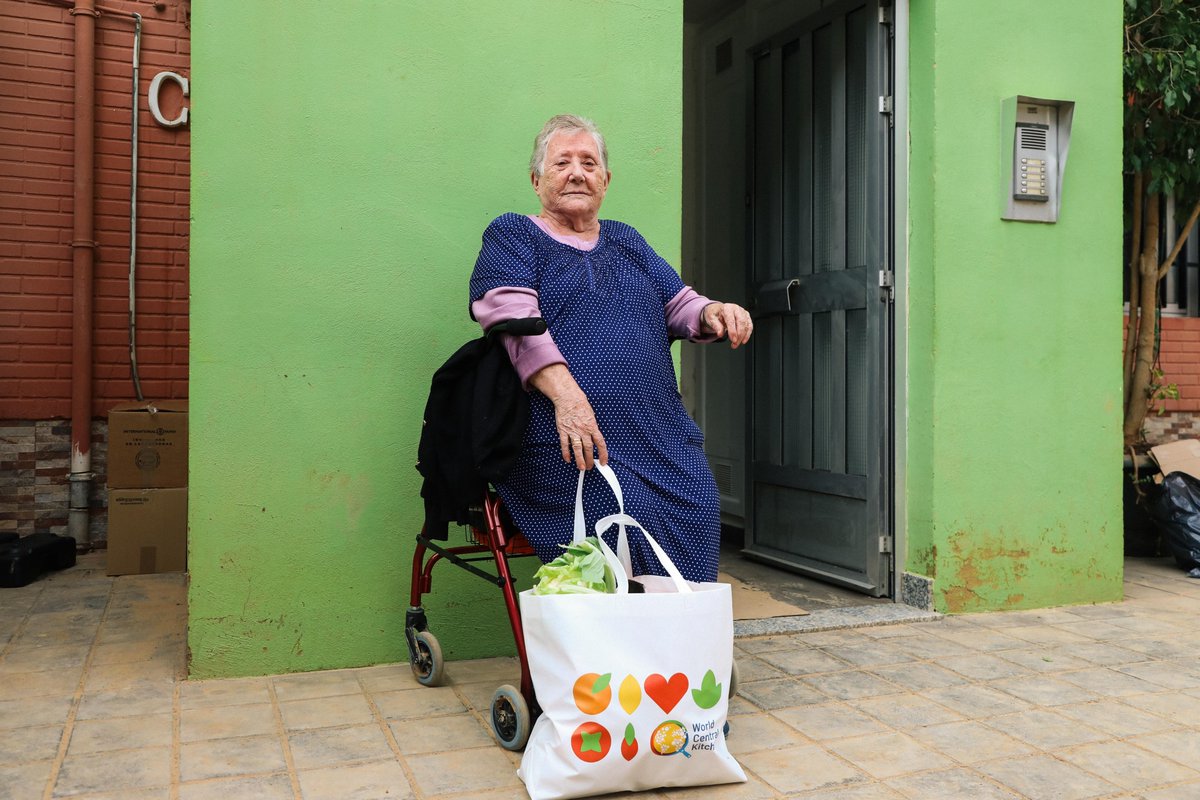 WCKitchen's tweet photo. Families receive the produce in sturdy bags that are durable enough to carry through streets that are sometimes still inundated with mud. #ChefsForSpain (2/3) https://t.co/mQaPAa4LUW