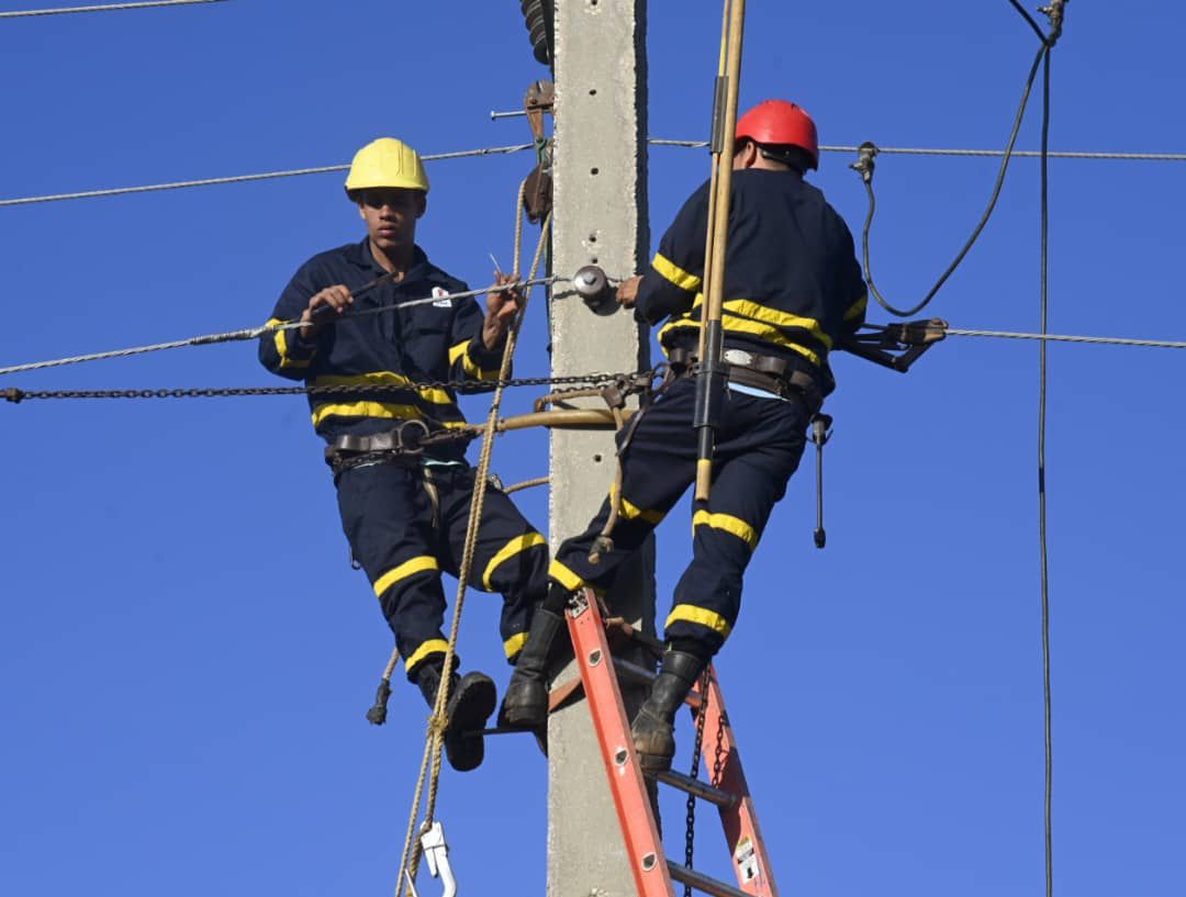 En #Cuba los trabajadores eléctricos, como parte de este aguerrido pueblo han logrado de nuevo la proeza de restañar en breve plazo las heridas causadas por los 3 fenómenos naturales que hemos sufrido
Son héroes #UnidosPorCuba