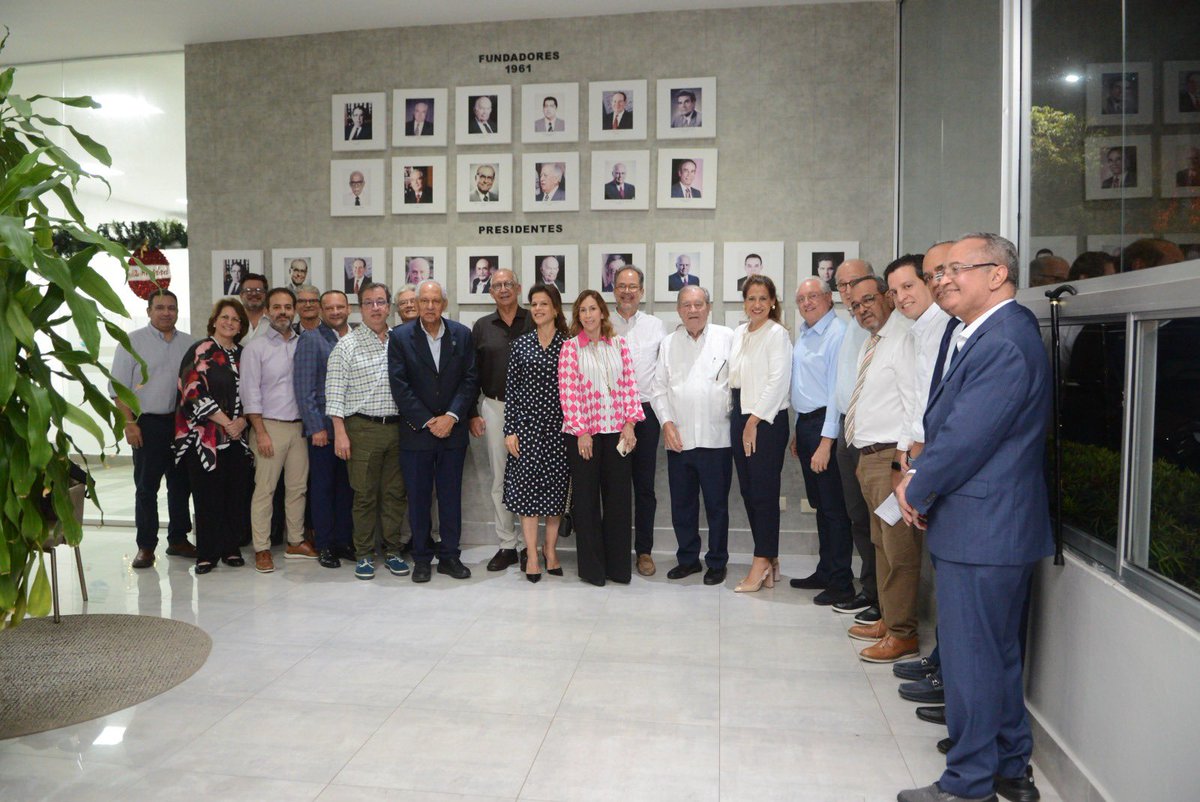 APEDI honra el legado de Fernando Capellán en su Galería de Presidentes. Ocho años de liderazgo y proyectos como el Parque Central, el Fondo Agua Yaque del Norte, Compromiso Santiago, entre otros…