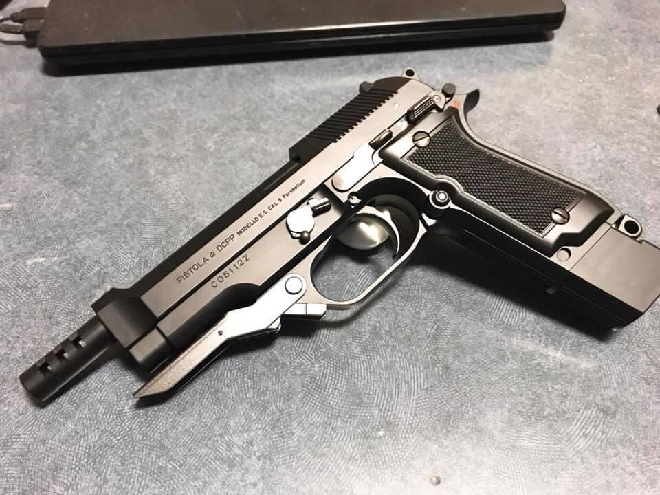 oshoux's tweet image. 5年くらい前にオート9の電動ガンが欲しくなり、東京マルイのM93Rとジャンクのオート9を仕入れて完成させました🤩
もう少しカスタムしてみたくて20mmレールとダットサイトを乗せてみました💮
見た目重視の命中精度は低いです🤣
昭和世代にはオート9がたまらんのよ😏