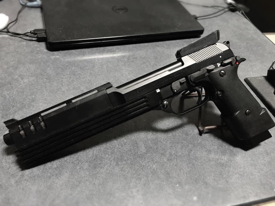 oshoux's tweet image. 5年くらい前にオート9の電動ガンが欲しくなり、東京マルイのM93Rとジャンクのオート9を仕入れて完成させました🤩
もう少しカスタムしてみたくて20mmレールとダットサイトを乗せてみました💮
見た目重視の命中精度は低いです🤣
昭和世代にはオート9がたまらんのよ😏