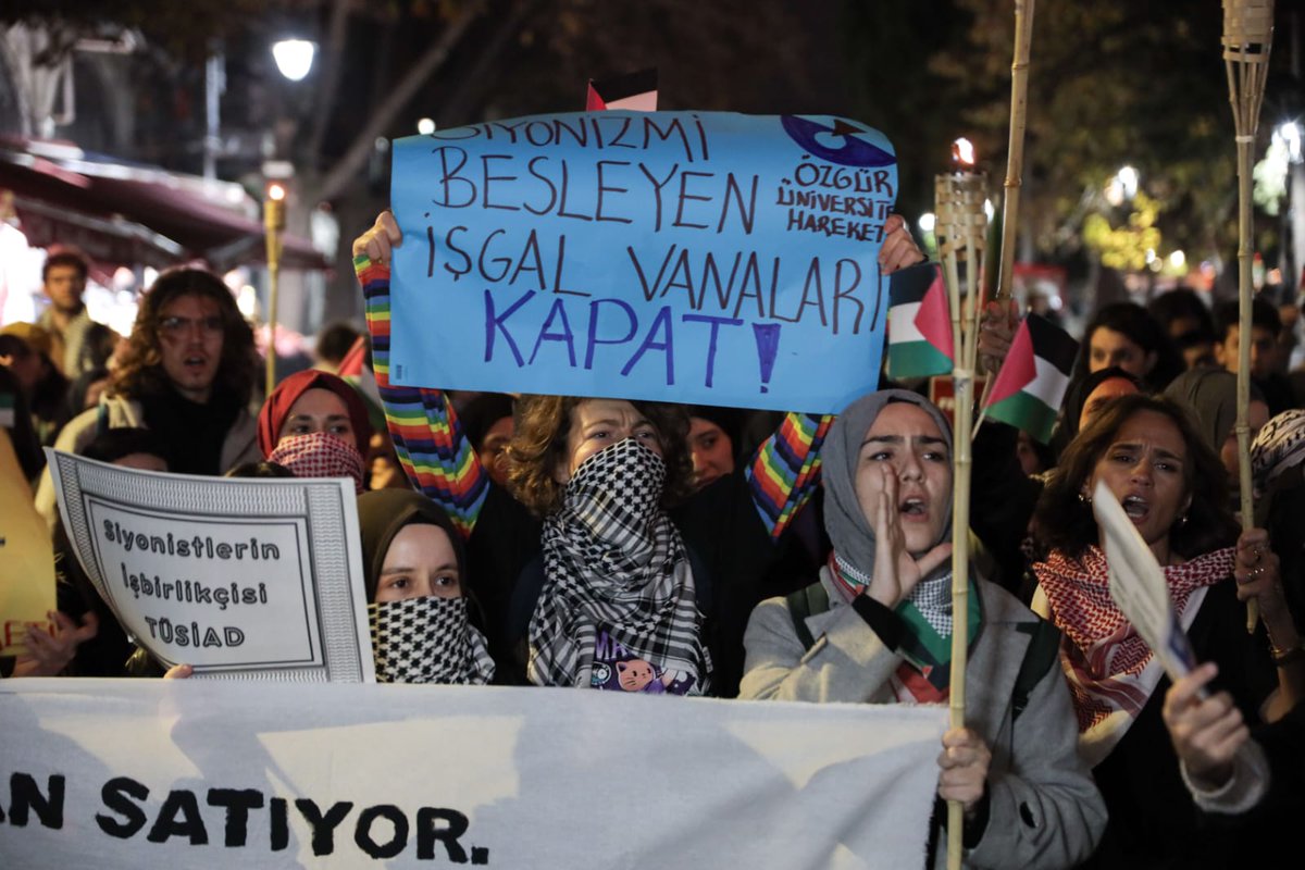 Her yer Gazze, her yer direniş✌🏻

Küresel Eylem Günü'nde, dünyanın çok çeşitli noktasında direniş dostlarıyla aynı talepleri yükselttik: "Soykırımın Vanalarını Kapat"

Azerbaycan'dan gelen, Türkiye'den taşınan ve İsrail'e gönderilen petrolün, soykırımı beslediğini biliyor ve