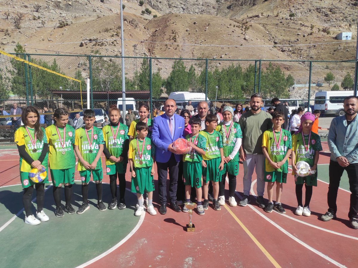 SasonMem's tweet photo. Sason İlçe Milli Eğitim Müdürlüğü ile Yücebağ Belediyesinin katkılarıyla Sason Yücebağ BİST YBO'nun ev sahipliğinde voleybol turnuvası düzenlendi.14 okul 140 sporcunun katıldığı turnuvanın şampiyonu Şehitler Ortaokulu,2. Umurlu Ortaokulu,3. ise Karşıyaka YBO aldı. https://t.co/jjZSekp9zU