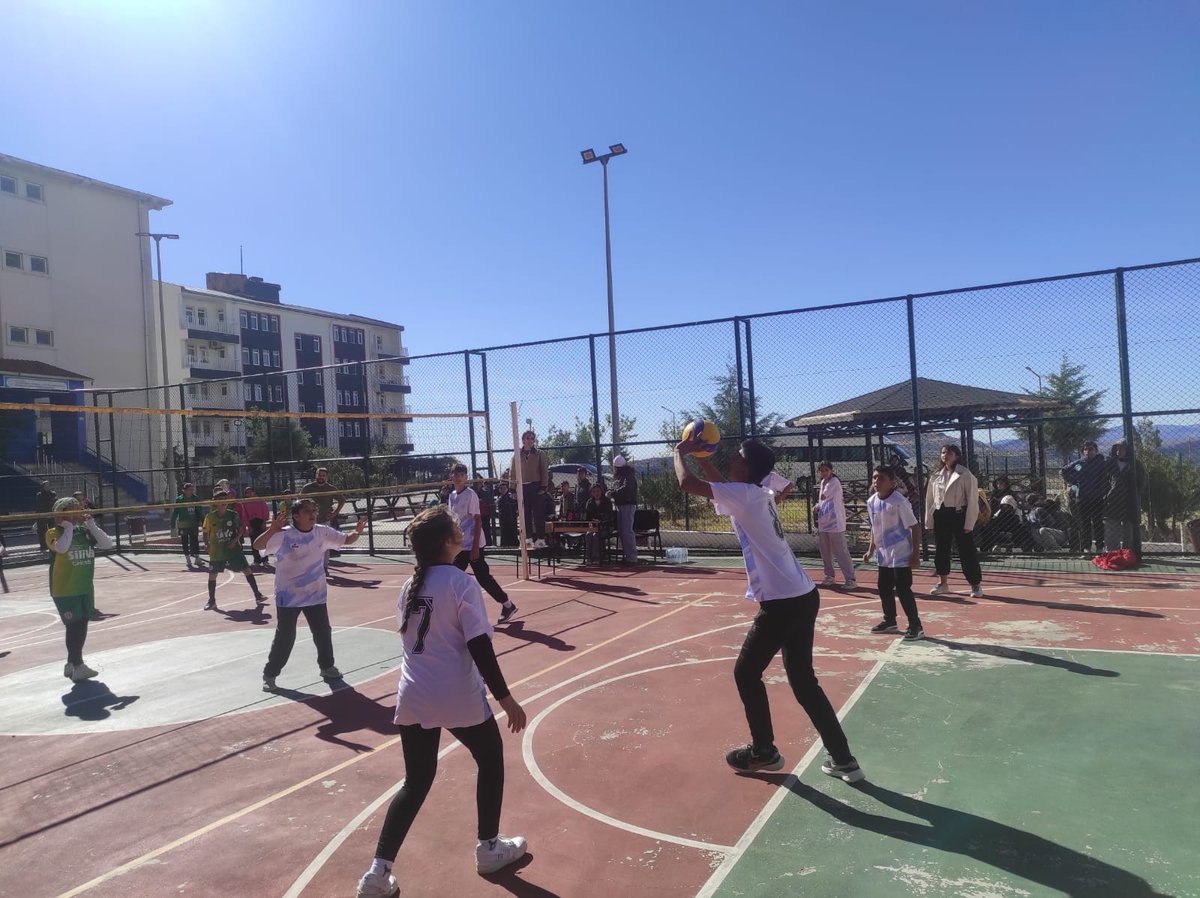 SasonMem's tweet photo. Sason İlçe Milli Eğitim Müdürlüğü ile Yücebağ Belediyesinin katkılarıyla Sason Yücebağ BİST YBO'nun ev sahipliğinde voleybol turnuvası düzenlendi.14 okul 140 sporcunun katıldığı turnuvanın şampiyonu Şehitler Ortaokulu,2. Umurlu Ortaokulu,3. ise Karşıyaka YBO aldı. https://t.co/jjZSekp9zU