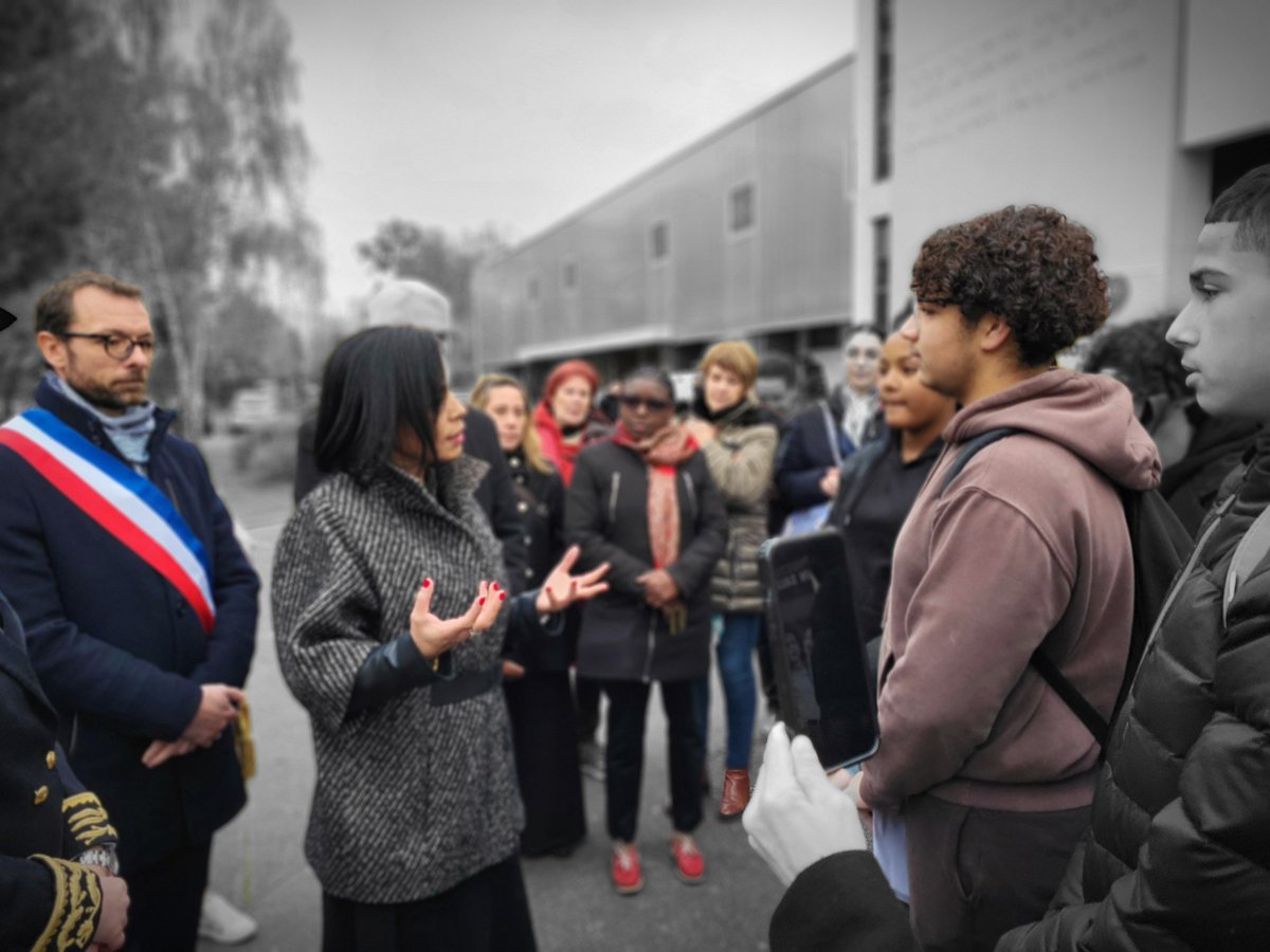 @clgPEluard2SGDB (@clgpeluard2sgdb) on Twitter photo Nos élèves du CVC ont échangé aujourd'hui sur les questions d'égalité hommes/ femmes avec Mme la Secrétaire d'Etat <a href="/Salima_Saa/">Salima SAA</a> en présence de Mme la Préfète <a href="/Prefet91/">Préfète de l'Essonne 🇫🇷</a> et du Maire de <a href="/VMerogis/">Ville Fleury-Mérogis</a> M <a href="/CorzaniOlivier/">Corzani Olivier</a> <a href="/CIDFF_/">Fédération nationale des CIDFF</a> <a href="/acversailles/">Académie de Versailles</a> Nos élèves du CVC ont échangé aujourd'hui sur les questions d'égalité hommes/ femmes avec Mme la Secrétaire d'Etat <a href="/Salima_Saa/">Salima SAA</a> en présence de Mme la Préfète <a href="/Prefet91/">Préfète de l'Essonne 🇫🇷</a> et du Maire de <a href="/VMerogis/">Ville Fleury-Mérogis</a> M <a href="/CorzaniOlivier/">Corzani Olivier</a> <a href="/CIDFF_/">Fédération nationale des CIDFF</a> <a href="/acversailles/">Académie de Versailles</a>