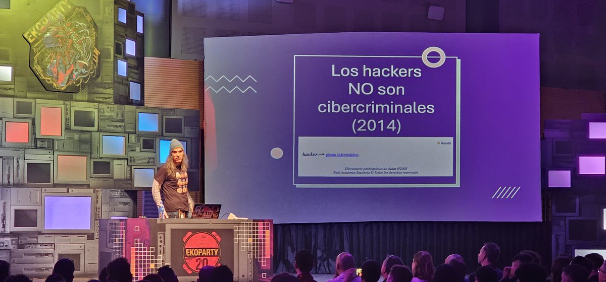Raybar18's tweet photo. @chemaalonso abriendo los #20años de @ekoparty y dejando dos mensajes bien claros:
"Los Hackers No Son Cibercriminales"
"Mi charla en la #Ekoparty con mí hija"
#MeInspira https://t.co/2wQqwkkQs0