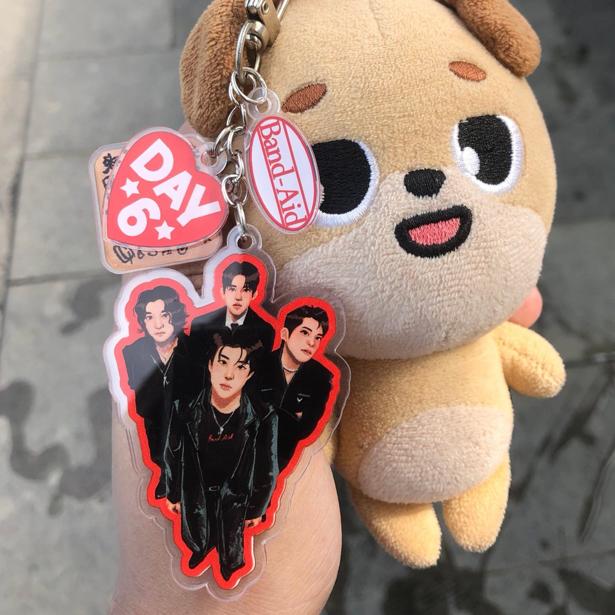 day6 band aid kit restoooockkk avail @ shopee! grab it fast! 🍎❤️‼️🎸🎸🎹🥁

🏷️ id.shp.ee/mZbiReo

t. #wtsday6stuff day6 keychain