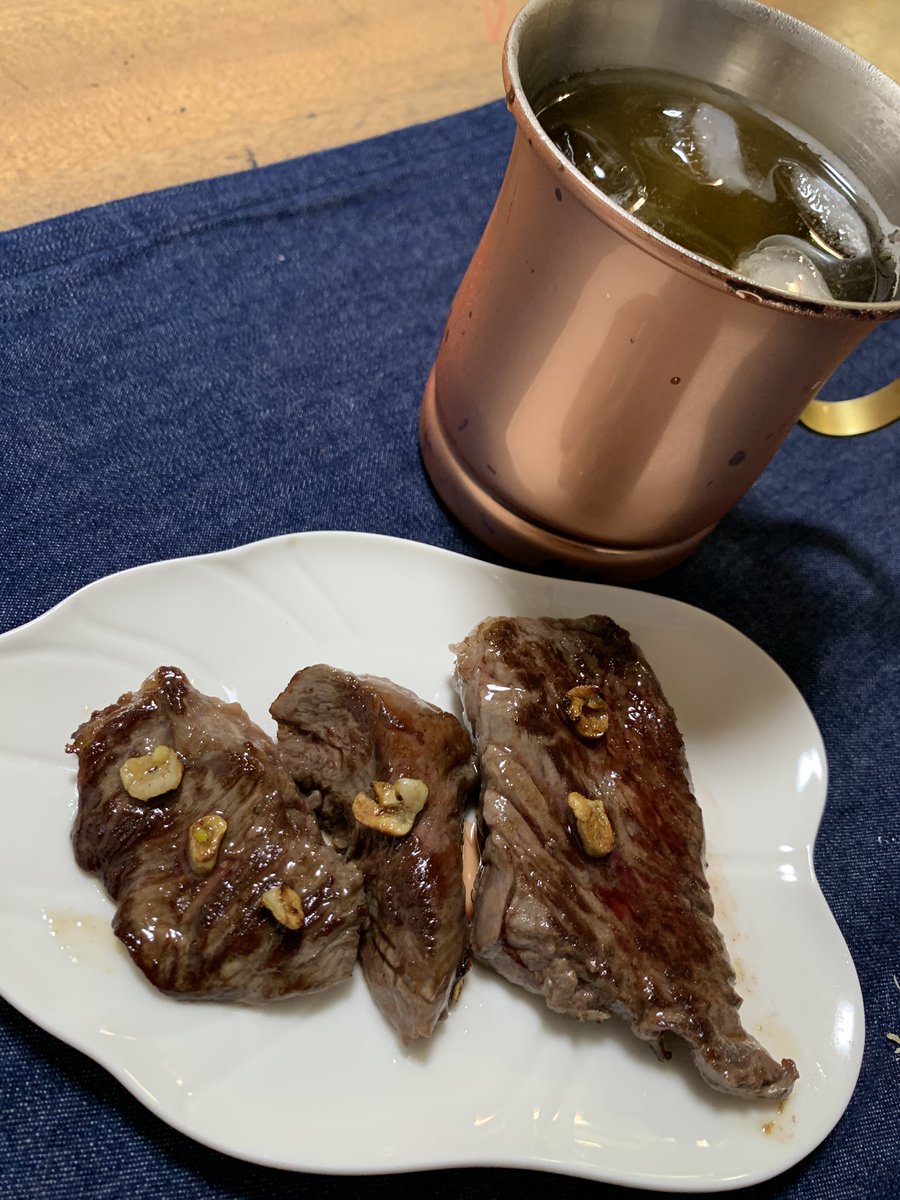 06SR060's tweet photo. 今夜はハンガーステーキとハイボール🥃
今週も折り返し、頑張るぞ💪 https://t.co/A3K57PbEll