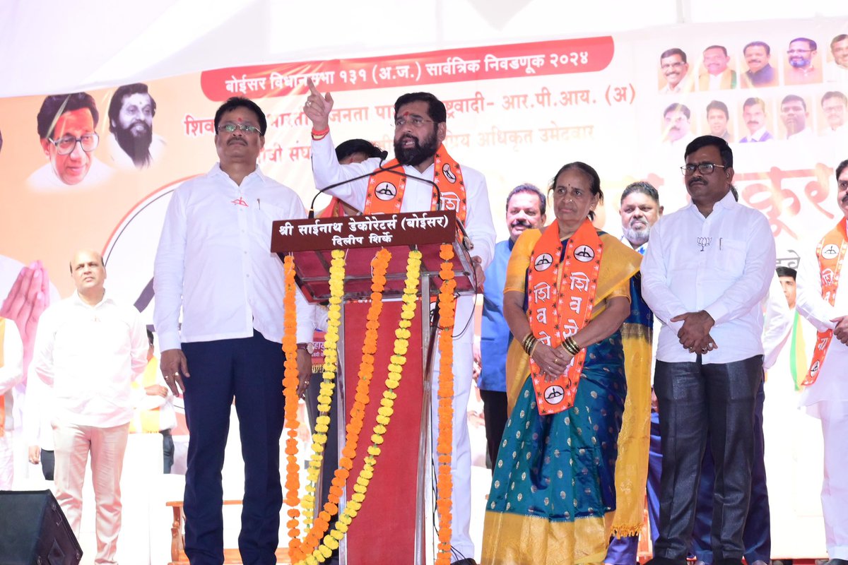 mieknathshinde's tweet photo. राज्यातील सर्वच प्रकल्प बंद करण्याचा प्रयत्न मविआ सरकारने त्यांच्या कार्यकाळात केला. समृद्धी महामार्ग, वर्सोवा ते पालघर कोस्टल रोड, वाढवण बंदर या सर्वच मोठ्या प्रकल्पांना स्थगिती दिली. मात्र आम्ही सत्तेवर आल्यावर या सर्वच प्रकल्पांना गती देऊन ते पूर्ण केले. लाडकी बहीण योजनेला खीळ घालण्याचा विरोधकांनी प्रयत्न केला, ते कोर्टातही गेले. मात्र आम्ही सलग पाच हफ्ते लाडक्या बहिणींना देत तिला सक्षम करण्याचा प्रयत्न केला. यापुढे देखील बोईसरच्या सर्वांगीण विकासासाठी आम्ही निधी कमी पडू देणार नाही अशी ग्वाही यासमयी दिली.