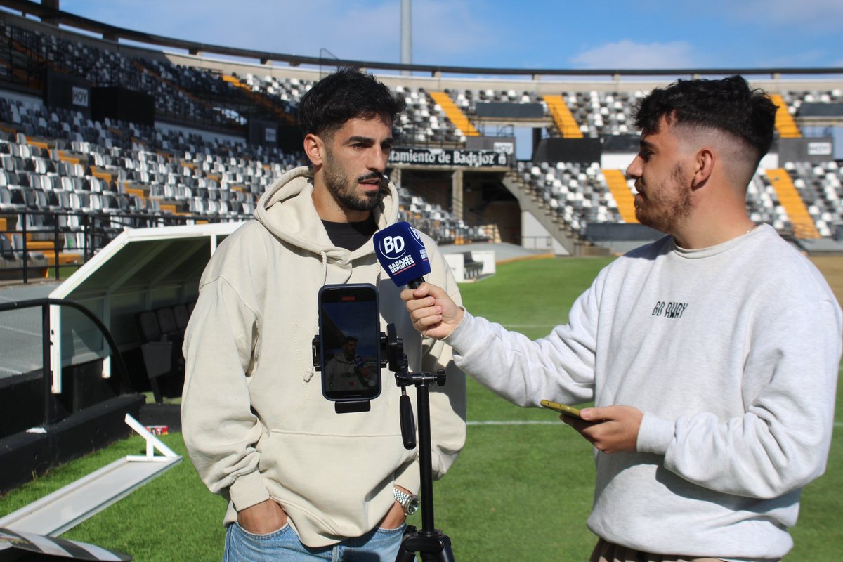 Danielito (@daniisoleto_) on Twitter photo 🤗 Gracias <a href="/andermontori9/">Ander Montori</a> y al <a href="/CDBadajoz/">CD Badajoz</a> por el ratito con <a href="/BadajozDeportes/">Badajoz Deportes</a>.
🔜 Pronto tendréis la entrevista completa.
🔫 Que por lo visto la pistola estaba cargándola para este sábado… 😉 🤗 Gracias <a href="/andermontori9/">Ander Montori</a> y al <a href="/CDBadajoz/">CD Badajoz</a> por el ratito con <a href="/BadajozDeportes/">Badajoz Deportes</a>.
🔜 Pronto tendréis la entrevista completa.
🔫 Que por lo visto la pistola estaba cargándola para este sábado… 😉