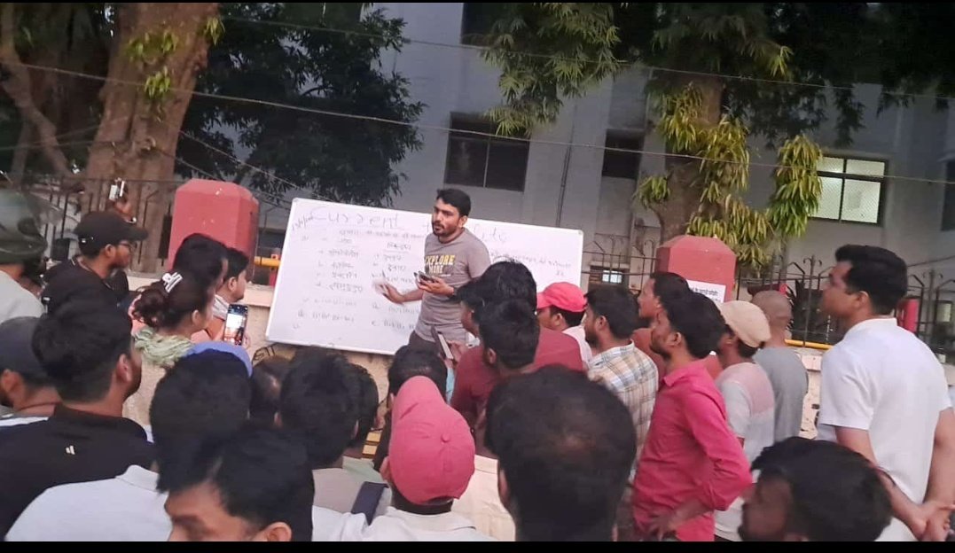 Ranjana15353174's tweet image. अब वहीं क्लास भी चल रही... पढ़ेंगे, लड़ेंगे, जीतेंगे... #nonormalisation