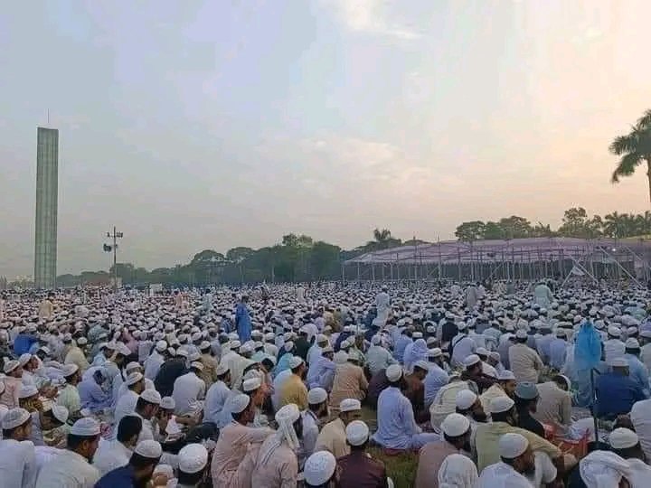 Hindubd49346's tweet photo. 🚨#BreakingNews
In Dhaka, #Bangladesh,🇧🇩🇧🇩🇧🇩  flags of radical groups are allowed, but Hindu gatherings often face restrictions.‼️‼️

Yunus’s government seems troubled by Hindu assemblies,while extremist displays go unchecked😳😳
The @UN is blind?
@StateDeptSpox @realDonaldTrump https://t.co/CEUNq3NAyq
