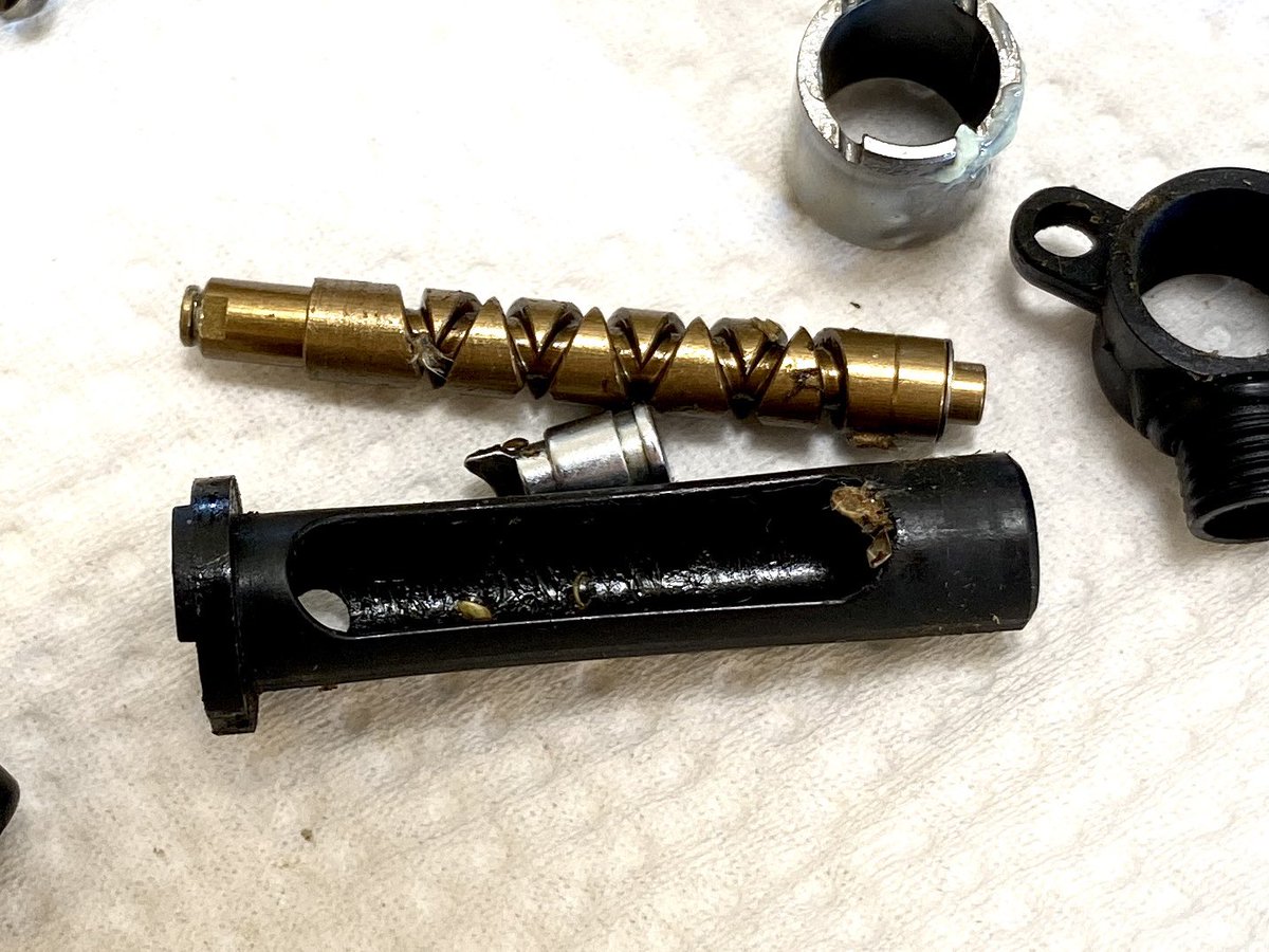 11RyuK11's tweet image. 藪漕ぎしたり、魚釣って草の上にロッド置いたりしたらコレ…。
巻きに違和感あったから、とりあえずここだけ掃除しようと思ったけど結局フルでオーバーホールしてしまった…😅

#18バンタム
 #boredmethod