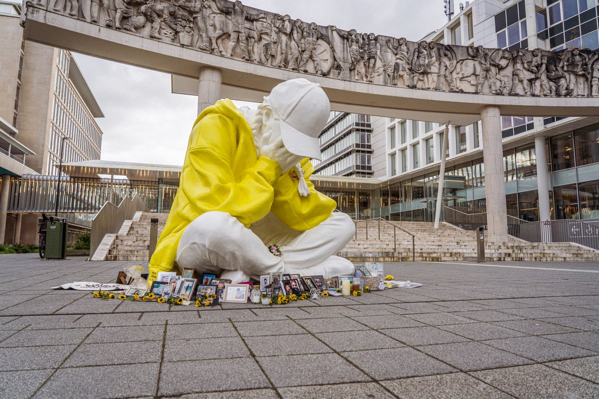 Het reizende kunstwerk ‘Stille Strijd’ kaart het taboe rond mentale gezondheidsproblemen bij jongeren aan. Sinds gisteren is het te zien op het Woodrow Wilsonplein. Lees meer: stad.gent/nl/samenleven-…