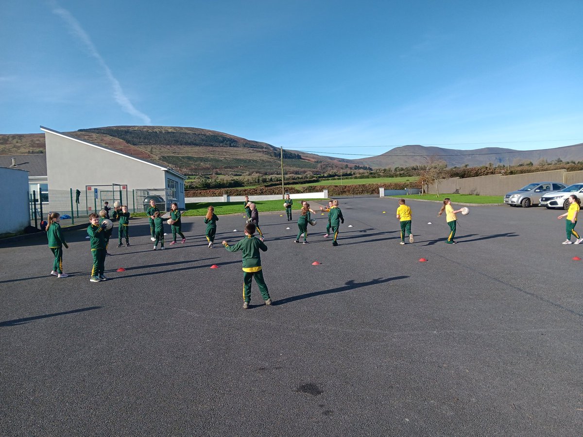 WhelanGavin's tweet photo. Glorious afternoon in @KilrossantyF ๐๐โ
๏ธ๐ #PrimarySchoolCoaching #FUNAndEnjoyment #FootballSkills #FindingSpace #HeadsUpPlay #Communication #GAA @WaterfordGAACG @WaterfordGAA @west_waterford @KilrossantyGAA @darrybunne @maurice_dee https://t.co/clkovS8zWl