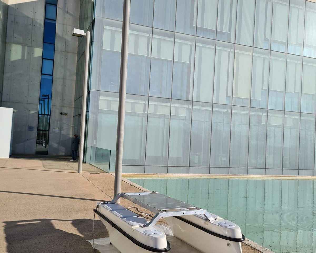 pcmMadrid's tweet photo. No todos los días se presencia la botadura de un vehículo no tripulado de vigilancia y control medioambiental en aguas interiores. Ayer vivimos las pruebas de flotabilidad del #KRILL, el nuevo #USV de #UTEK.
La innovación se vive en directo en el @pcmMadrid.
#LosParquesAportan https://t.co/sLlPC5Uyke