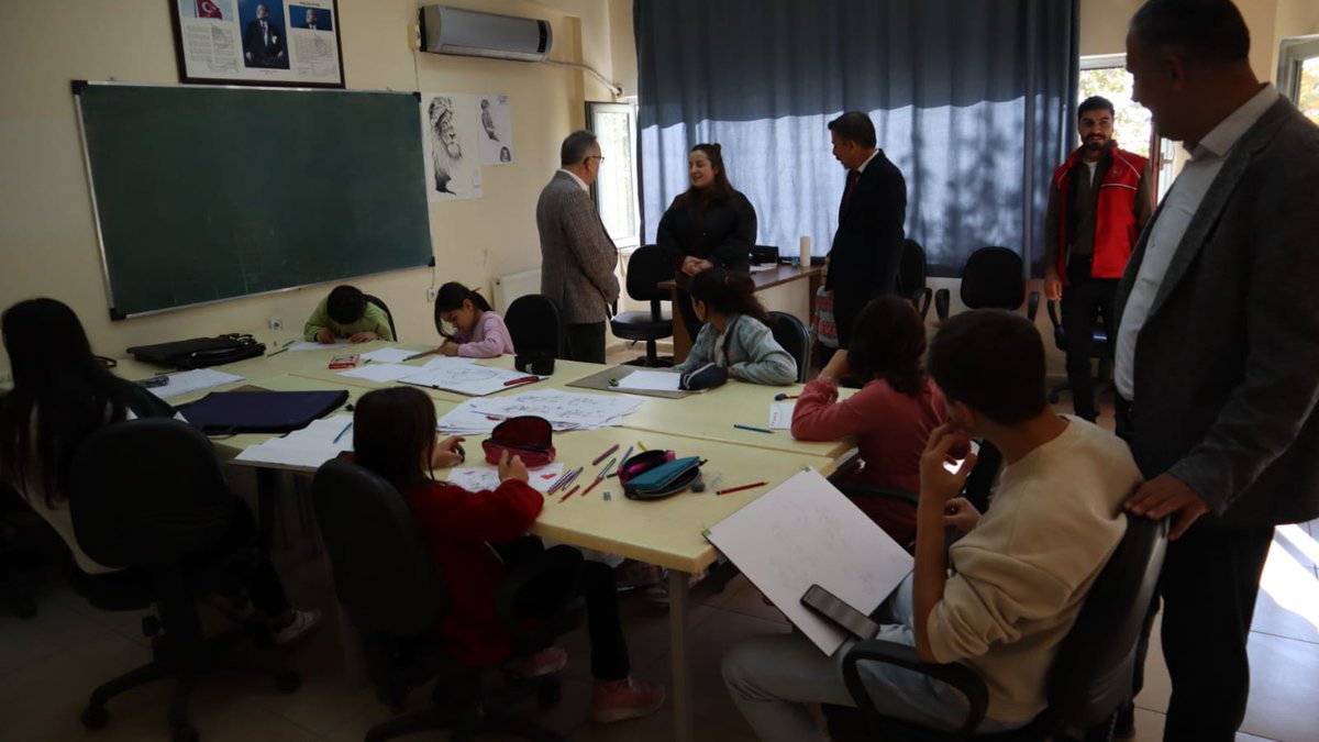 İstanbul Gençlik Hizmet Müdürümüz Sami KUŞCU ve Şanlıurfa Gençlik Hizmetleri Müdürümüz Mustafa KIRIKÇI Merkezimiz kurs ve atölyelerini gezip yapılan faaliyetler hakkında bilgi aldılar.
<a href="/OA_BAK/">Dr. Osman Aşkın Bak</a> 
<a href="/gencliksporbak/">Gençlik ve Spor Bakanlığı 🇹🇷</a>