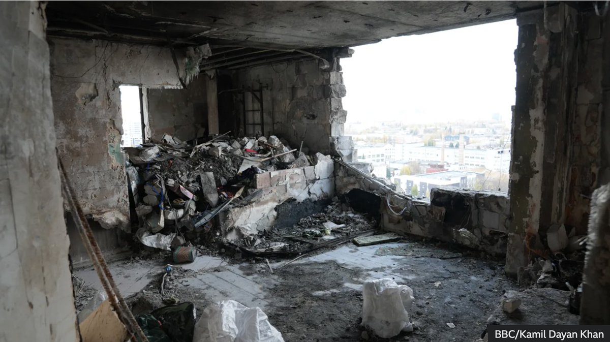 4nnchor's tweet image. There's ash and two white roses where Maria’s bed used to be. A 14-year-old girl was killed by a Russian drone

Their buzz and air defence booms are soundtrack of nights in Kyiv and other Ukraine cities

From @JamWaterhouse @TobyLuckhurst
@Anastasiia_Lev 

bbc.com/news/articles/…