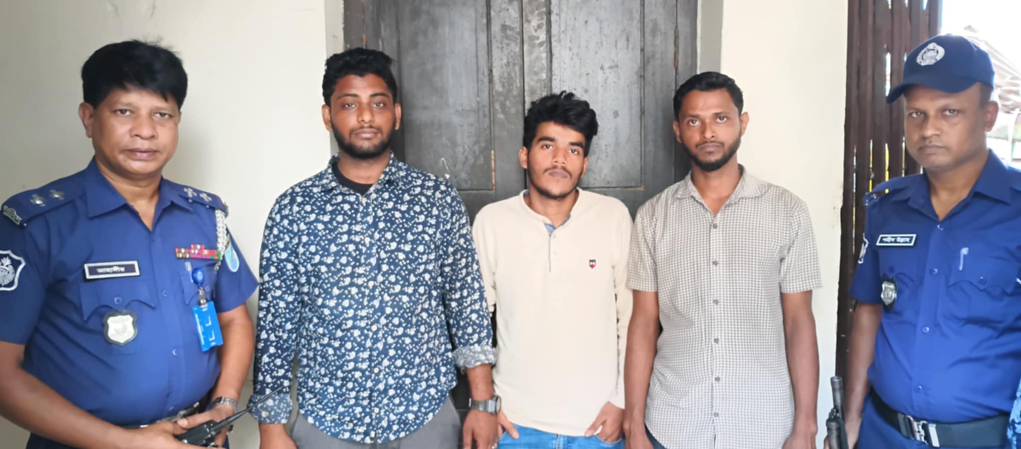 কালিয়াকৈরে ডিবি পরিচয়ে ডাকাতি ,গ্রেফতার ৩