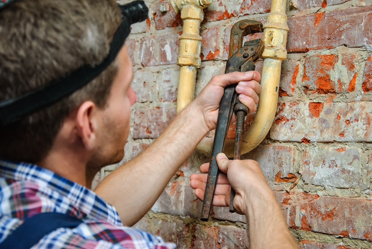 twistfix's tweet image. Don't let leaks weaken your masonry. Find out how to seal them properly: twistfix.news/dvv Our guide explains how to reinforce structures against moisture damage. #ConstructionTips #MasonryWork #PreventDamage