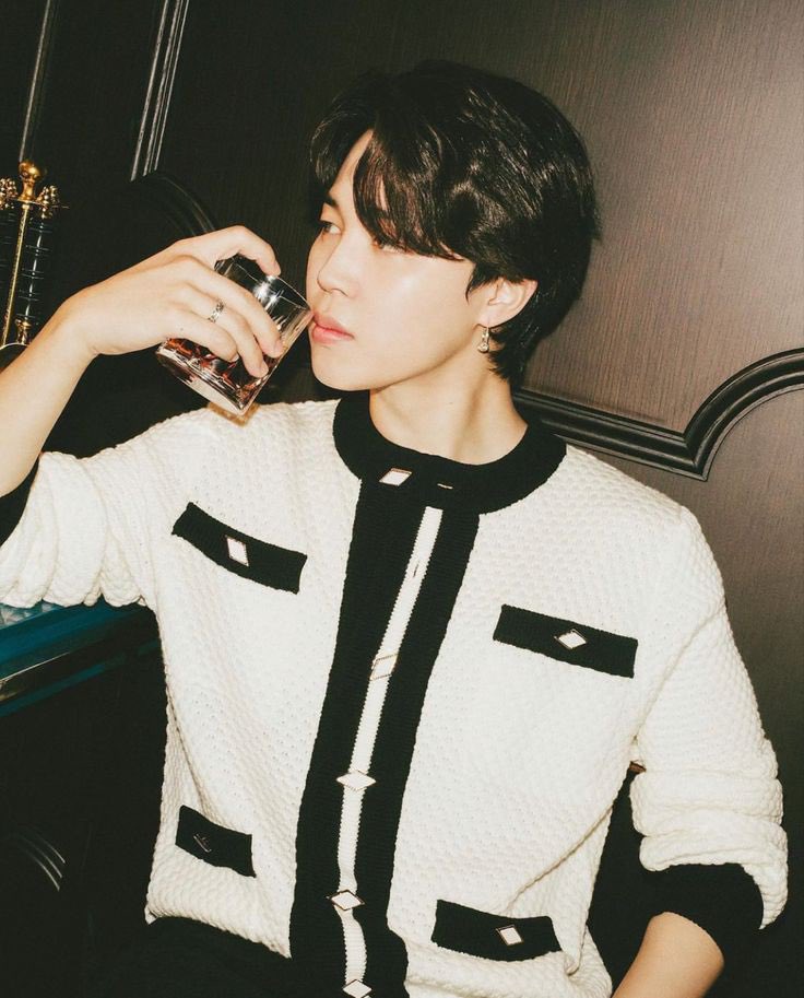 tksovers's tweet image. "Who" is expected to reach 1 Billion streams tomorrow [118 Days].

— It'll break the record for the Fastest Solo Male Song in Spotify History to do so !!