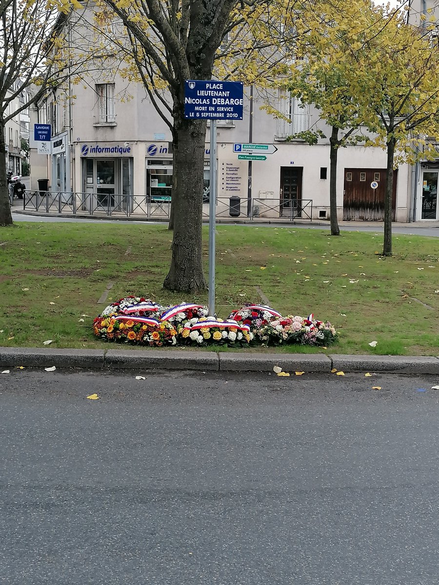 [#Hommage] 🇫🇷 Ce matin a eu lieu l’inauguration de la Place Lieutenant Nicolas Debarge à <a href="/VilleMelun/">Ville de Melun</a> en présence du Cgl <a href="/BrunoMaestracci/">CGL Bruno Maestracci</a>, de nombreux sapeurs-pompiers et officiers du #Sdis77. Le Lieutenant Debarge était gardien de la paix à Melun et #SPV à Savigny-le-Temple. Il a