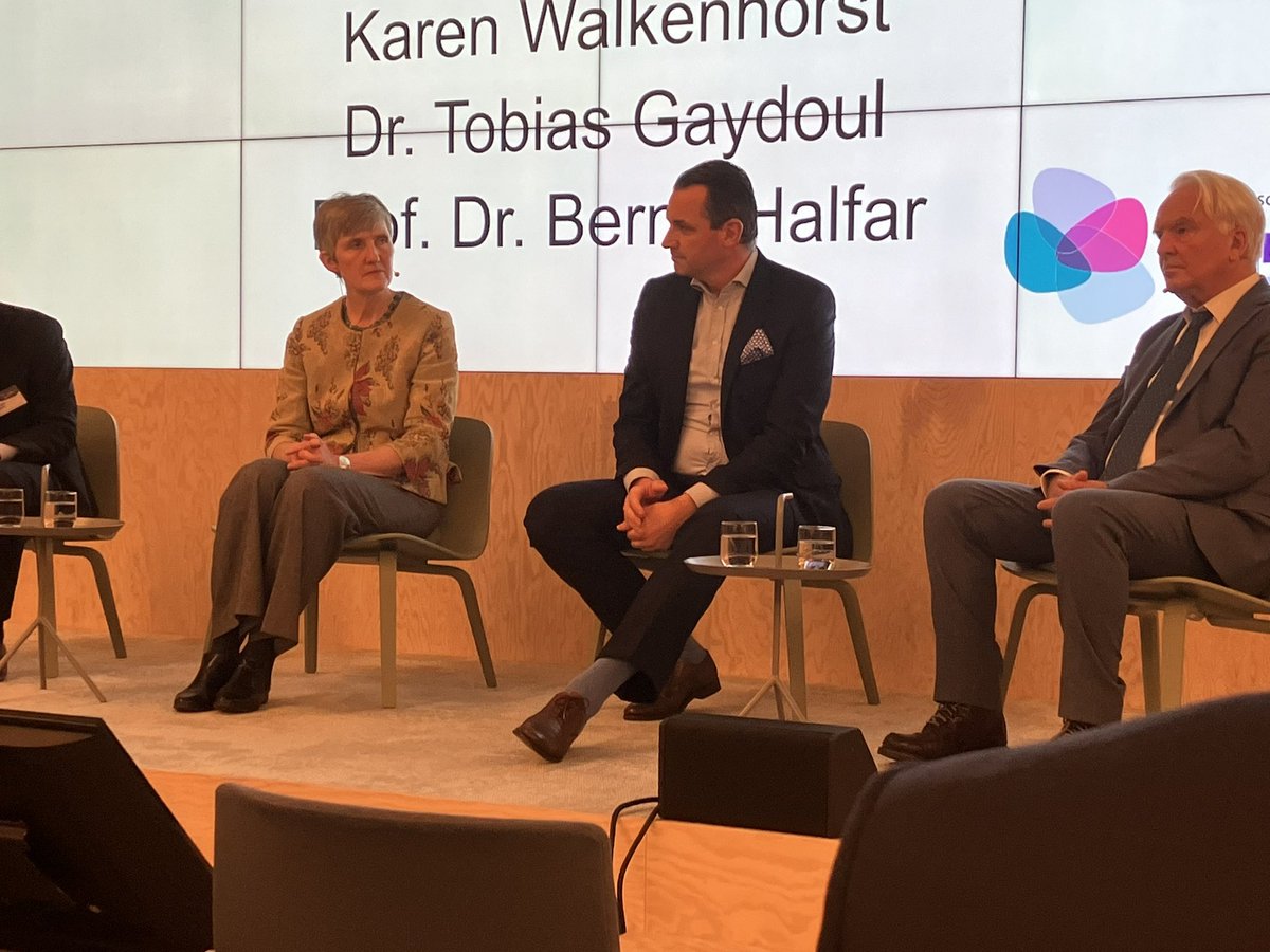 Wir brauchen keine Aufnahme von #Nachhaltigkeit ins #Sozialrecht, sagt Karen Walken­horst, Vorständin <a href="/DieTechniker/">Die Techniker</a> auf dem #LebensWert-Treff der Evangelischen Bank. Das gesellschaftliche Ziel nachhaltiger zu sein, reiche aus, um Kostenträger auf Investitionen zu verpflichten.