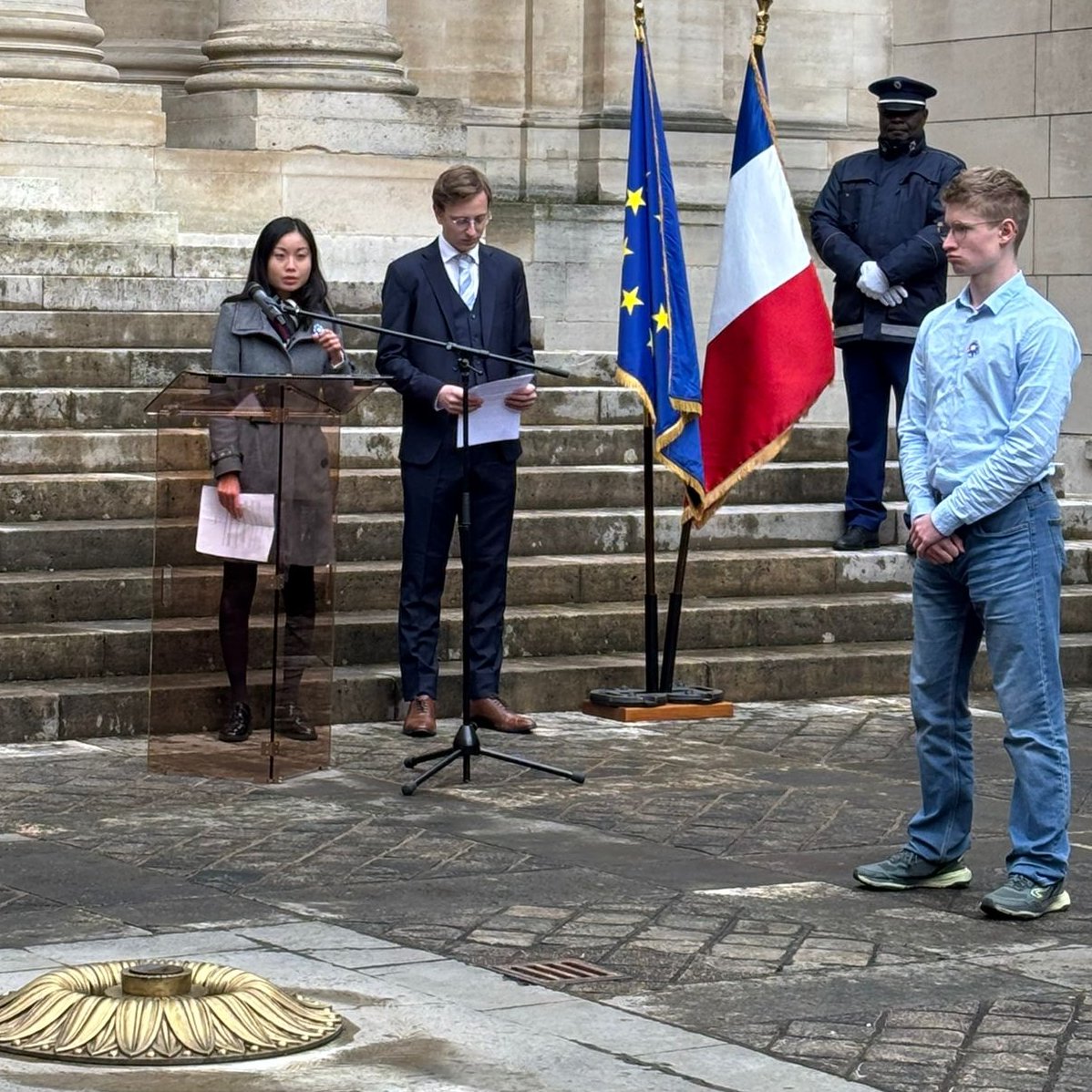 Sorbonne Université (@sorbonne_univ_) on Twitter photo Commémorations du #11Novembre en @sorbonnefr 🕊
C'est avec émotion que Sorbonne Université a assisté à ce bel hommage aux étudiants et aux professeurs morts pour la France, en présence de <a href="/ma_vitrani/">Marie-Aude Vitrani</a>, VP Vie institutionnelle et de <a href="/melotranthuan/">Mélodie Tran Thuan Esser</a>, VP étudiante Commémorations du #11Novembre en @sorbonnefr 🕊
C'est avec émotion que Sorbonne Université a assisté à ce bel hommage aux étudiants et aux professeurs morts pour la France, en présence de <a href="/ma_vitrani/">Marie-Aude Vitrani</a>, VP Vie institutionnelle et de <a href="/melotranthuan/">Mélodie Tran Thuan Esser</a>, VP étudiante
