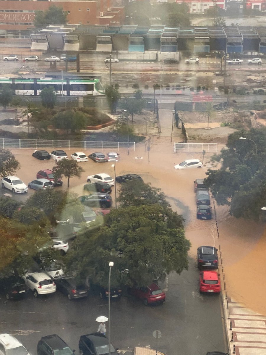 alrebalaje's tweet photo. Para aquellos que a las 8 de la mañana estaban rajando de @AEMET_Andalucia la @AndaluciaJunta y la alerta 🔴… si no llegamos a estar hoy la mayoría en casa hay desgracias personales en Málaga y provincia…

#DANA 
#Málaga https://t.co/wj3SfMCUUr