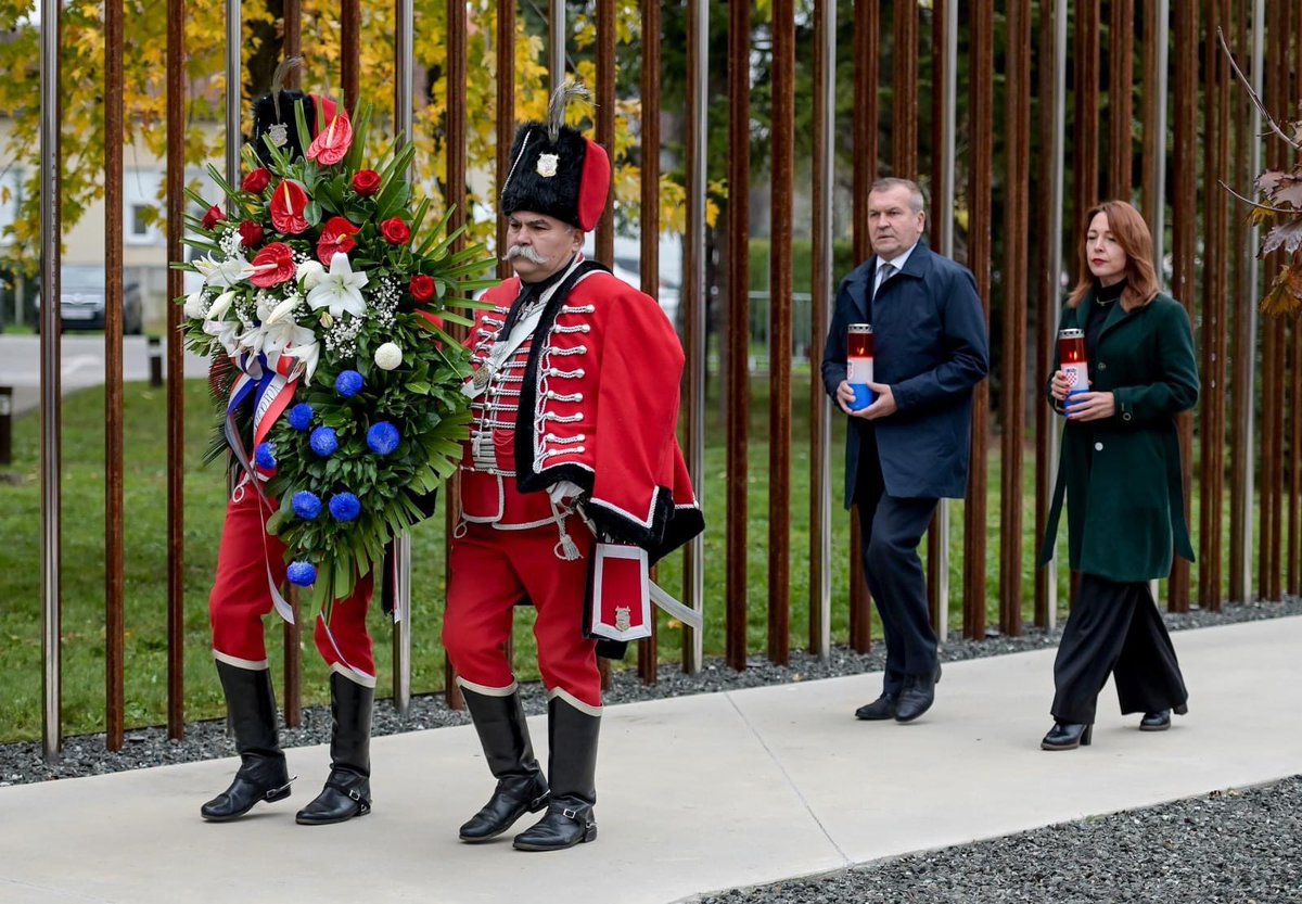 AStricak's tweet photo. Povodom 33. obljetnice stradavanja pripadnika tadašnje PU #Varaždin u obrani Grada #Vukovar , položili smo vijence i zapalili svijeće kod spomen-obilježja ispred Policijske uprave varaždinske u spomen na sve poginule i nestale pripadnike „Roda“ i  Zasebne jedinice policije... https://t.co/2MPdILg1eG
