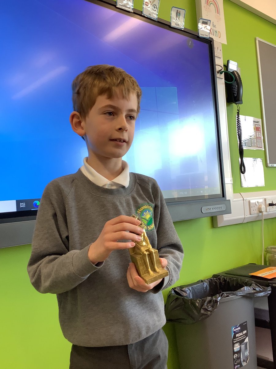 LapwingsHFS's tweet photo. We had a wonderful treat in Lapwing class this morning! We looked at various ancient Egyptian artefacts. https://t.co/FUIqV6MkyP