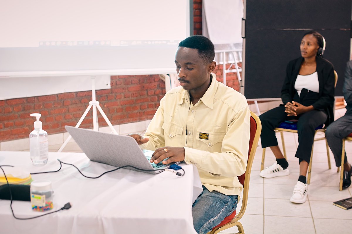 LeagueAcademia's tweet photo. Du 5 au 9 novembre, notre chercheur @SimonPAlissa a pris part au voyage d'étude avec @visionjeunesse2 , réunissant les jeunes du Burundi, du Rwanda et de la RDC. Objectif : renforcer la compréhension des conflits et bâtir des solutions pour un futur harmonieux du #GrandLac. https://t.co/HPtBwETS3E