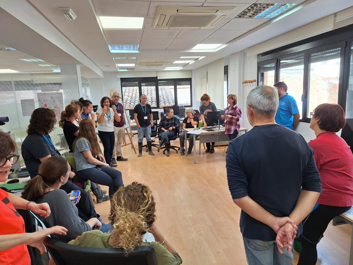 nuriablanch_'s tweet photo. En estos moments tan difícils i tan durs, des de Benestar Social s'està treballant sense horaris ni condicions per donar resposta a totes necessitats del veïnat.
Per això vull agrair a treballadors i treballadores i voluntariat, el seu compromís amb el poble de Catarroja. https://t.co/Ed1NRylG8D