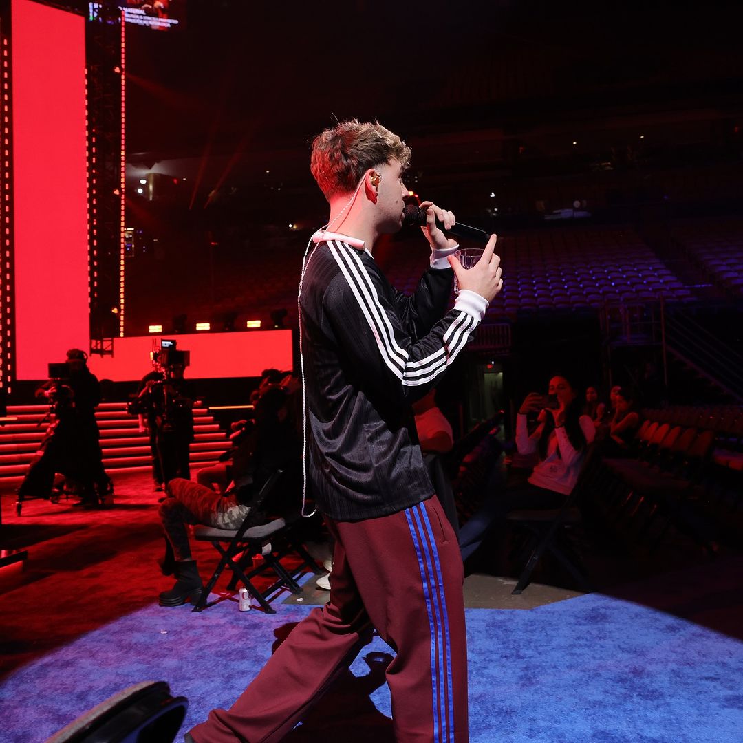 InfoQuev3doV2's tweet photo. Quevedo en los ensayos de hoy para los Latin Grammy @LatinGRAMMYs 

📷 Vía latinoplug vía IG https://t.co/EB2GqVcpI5