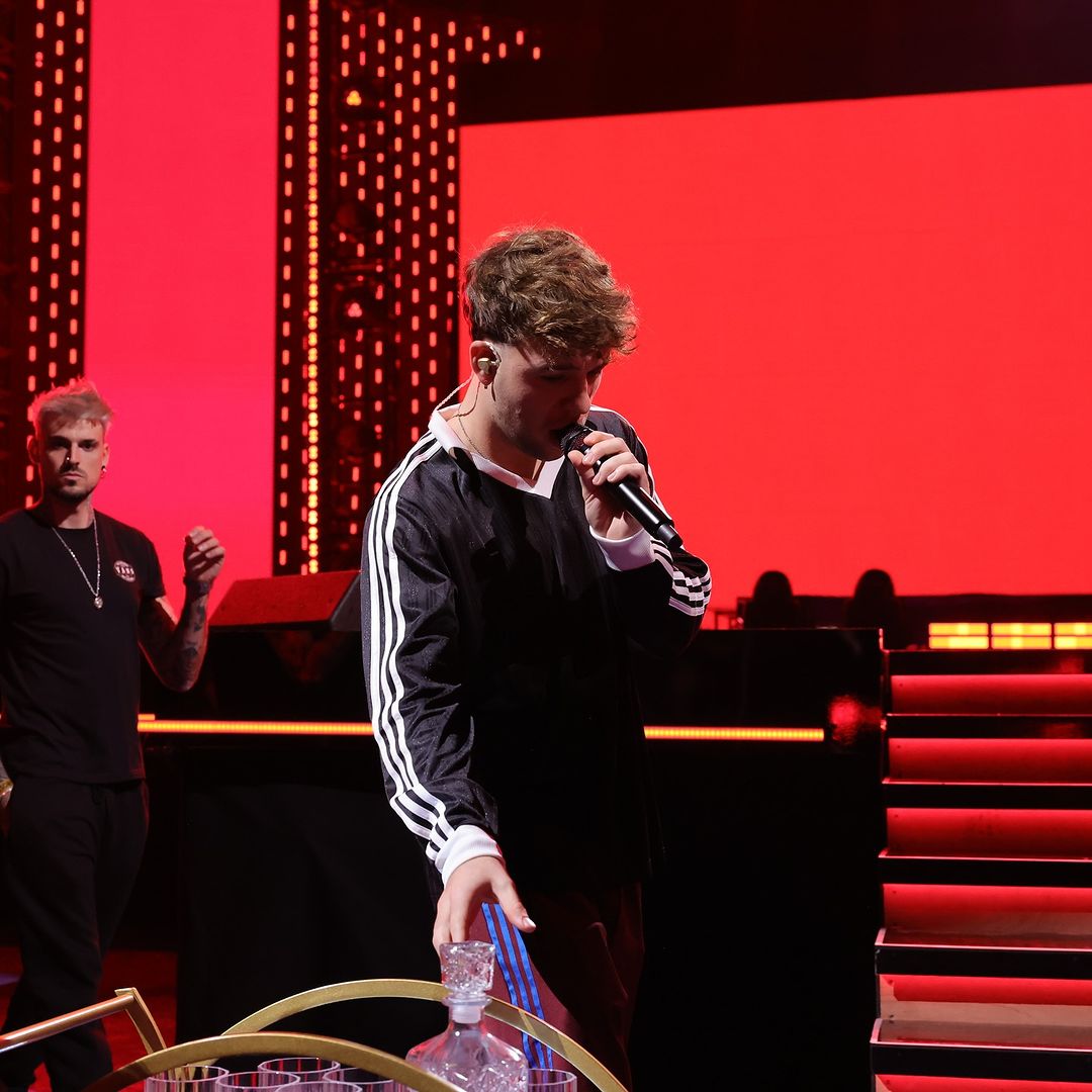 InfoQuev3doV2's tweet photo. Quevedo en los ensayos de hoy para los Latin Grammy @LatinGRAMMYs 

📷 Vía latinoplug vía IG https://t.co/EB2GqVcpI5
