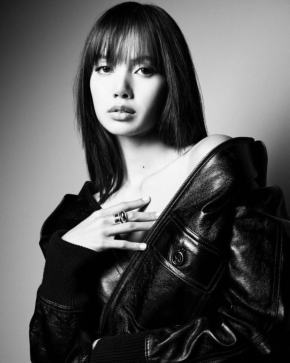 VanityFair's tweet photo. Allow Lisa to reintroduce herself.
For #VFHollywood, the actor and @BLACKPINK singer discusses shooting ‘The White Lotus’ in her birth country of Thailand, her journey as a solo artist, and new music.
🔗: https://t.co/o5aDPT8eSc https://t.co/XSc104vghL