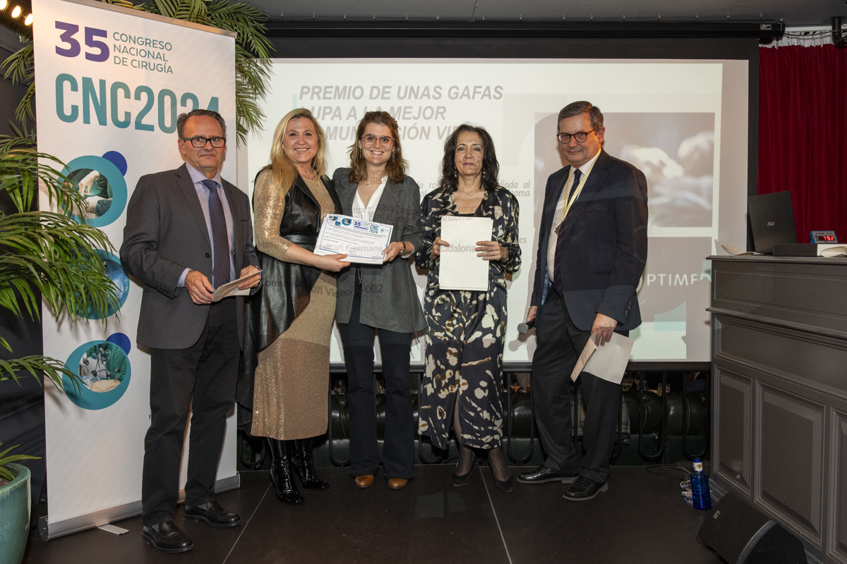 aecirujanos (@aecirujanos) on Twitter photo 🏅#premioalomejordelareunión: PREMIO A LA MEJOR COMUNICACIÓN VIDEO al trabajo: “Hemihepactectomía izquierda robótica real ampliada al caudado con resección venosa portal con colangiocarcinoma extrahepático de Klaskin tipo BISMUTH 3B.”. Recoge el premio <a href="/sara_senti/">Sara Sentí i Farrarons</a> <a href="/hgermanstrias/">Hosp. Germans Trias</a> 🏅#premioalomejordelareunión: PREMIO A LA MEJOR COMUNICACIÓN VIDEO al trabajo: “Hemihepactectomía izquierda robótica real ampliada al caudado con resección venosa portal con colangiocarcinoma extrahepático de Klaskin tipo BISMUTH 3B.”. Recoge el premio <a href="/sara_senti/">Sara Sentí i Farrarons</a> <a href="/hgermanstrias/">Hosp. Germans Trias</a>