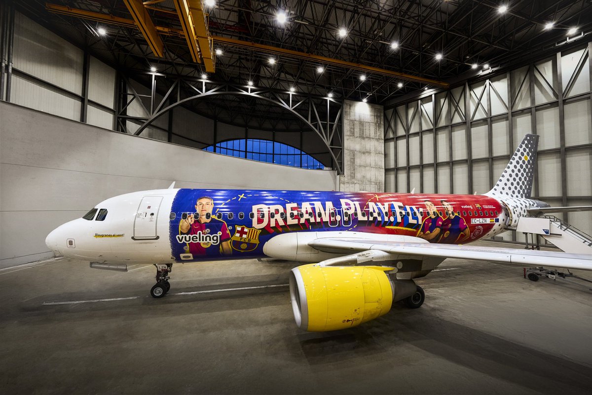 hablemosdellas's tweet photo. ÚLTIMA HORA‼️

Vueling y el Barça Femenino presentan el
nuevo avión del equipo inspirado en la
trayectoria de sus jugadoras.

El equipo lo estrenará este sábado 16 para viajar de Barcelona a Madrid antes del partido.

#FCBarcelona #Vueling https://t.co/BHxrHTTF4h