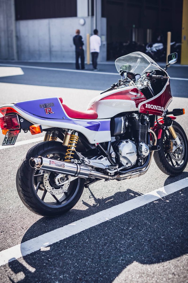 LiLyOCB1100R's tweet photo. #愛車のカスタムを教えて
1100RSに素の初期1100エキパイ+メーカー不詳ステンレススリップオン。
マジカルレーシングカーボンミラー。
外装ドレミコレクション。
Shoot by @LibrebikeJP
At @BktrChaki
#C2M2
#CB1100typeR
#Doremicollection
#CB1100Rreplica https://t.co/AkWdetByyY