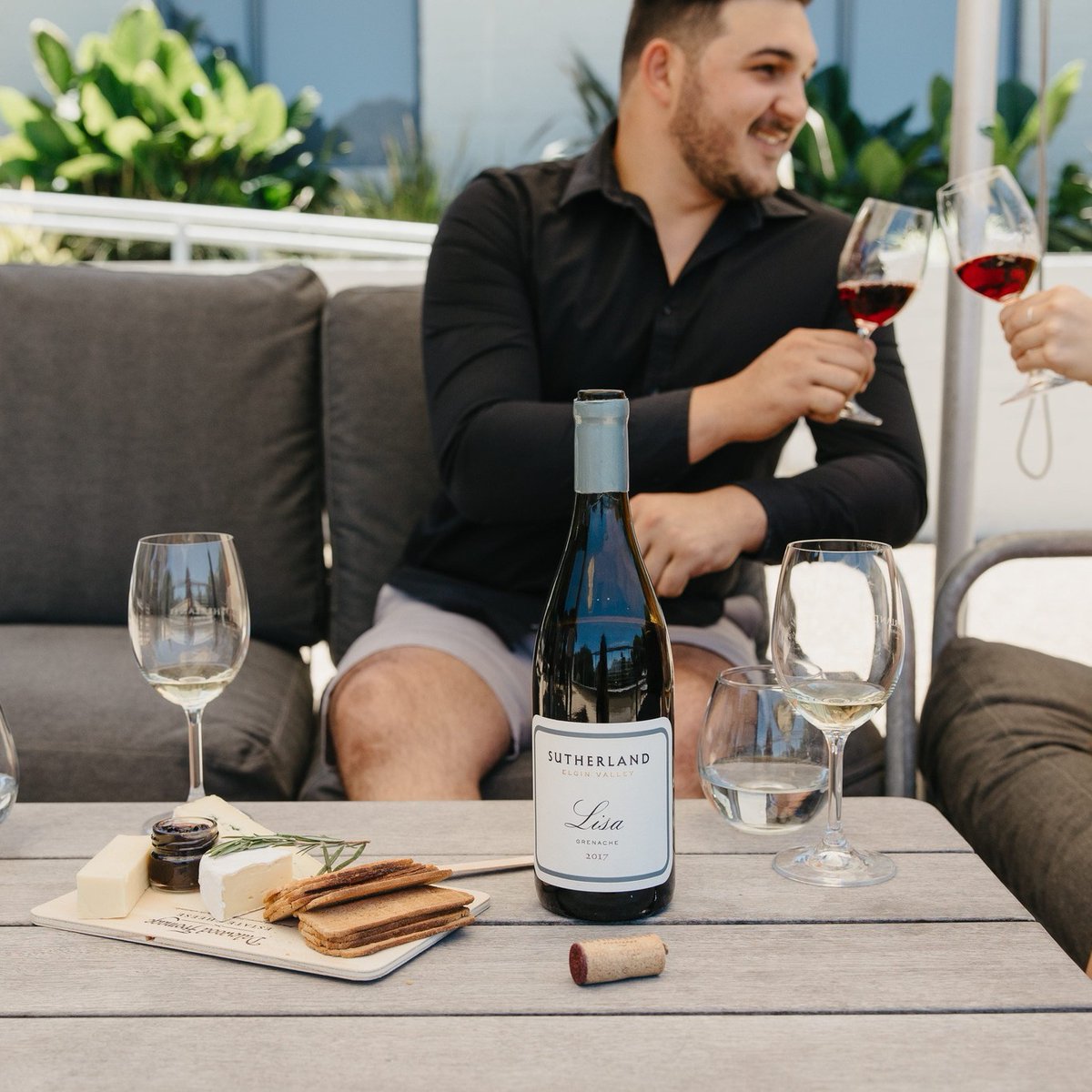 VinimarkWine's tweet photo. Summer calls for something light, refreshing and full of finesse—Sutherland delivers just that.
Their cool-climate range offers crisp, fruit-forward wines that are perfect for long, sunny afternoons.
#SutherlandWines #LightAndBright #CoolClimateWines #VinimarkWine #VinimarkBrandPartner