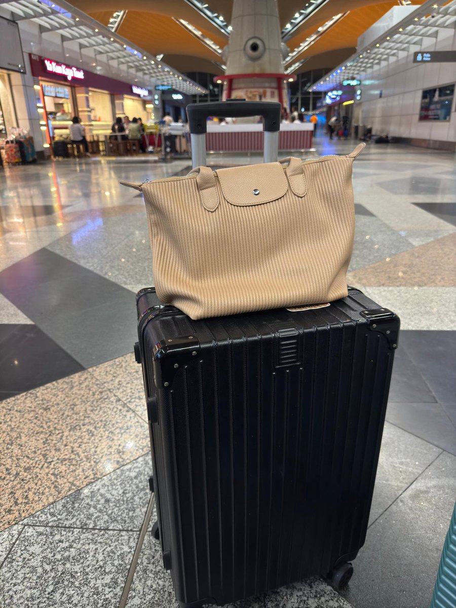 zalyazahari's tweet photo. Nak bawak baggage naik cabin ni ada rules especially Air Asia rules dia memang ketat sikit. Here antara cabin baggage rules yang korang patut tahu sebelum naik flight ✈️ https://t.co/laOX2nxjSK