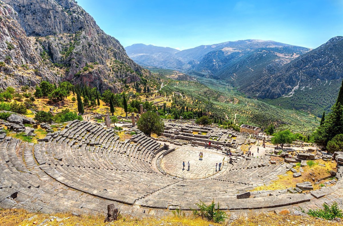 DeepintoHistory's tweet image. The Panhellenic Sanctuary at Delphi. Home to the Temple of Apollo and the most famous Oracle in the Ancient World. The Pythia, would sit inside the temple, across a sacred chasm beneath the site emitting vapors, which she inhaled. Located on Mount Parnassos, Delphi, Greece.