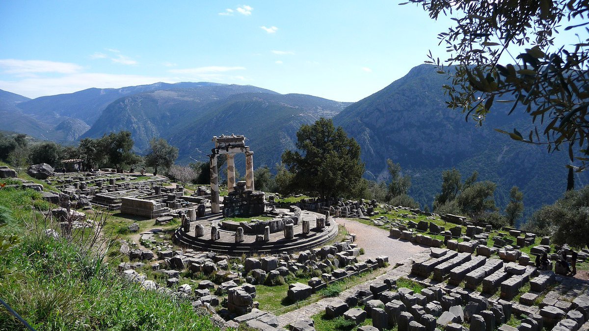 DeepintoHistory's tweet image. The Panhellenic Sanctuary at Delphi. Home to the Temple of Apollo and the most famous Oracle in the Ancient World. The Pythia, would sit inside the temple, across a sacred chasm beneath the site emitting vapors, which she inhaled. Located on Mount Parnassos, Delphi, Greece.
