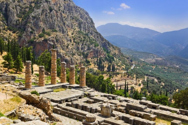 DeepintoHistory's tweet image. The Panhellenic Sanctuary at Delphi. Home to the Temple of Apollo and the most famous Oracle in the Ancient World. The Pythia, would sit inside the temple, across a sacred chasm beneath the site emitting vapors, which she inhaled. Located on Mount Parnassos, Delphi, Greece.