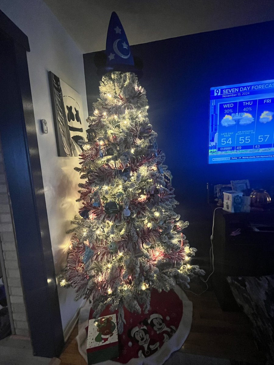 <a href="/fredonair/">Fred</a> <a href="/PaulinaRoe/">Paulina</a> girl, put that tree up 😂